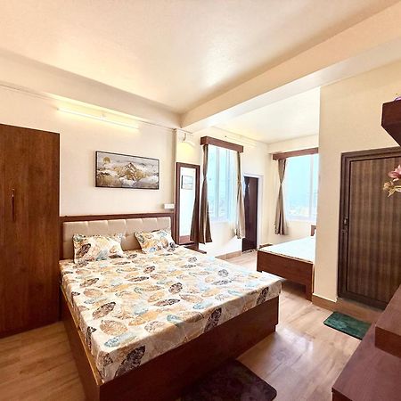 Yepplo Holiday Home - Complimentary Breakfast - 24 Hrs Caretaker & Power Backup 실롱 외부 사진