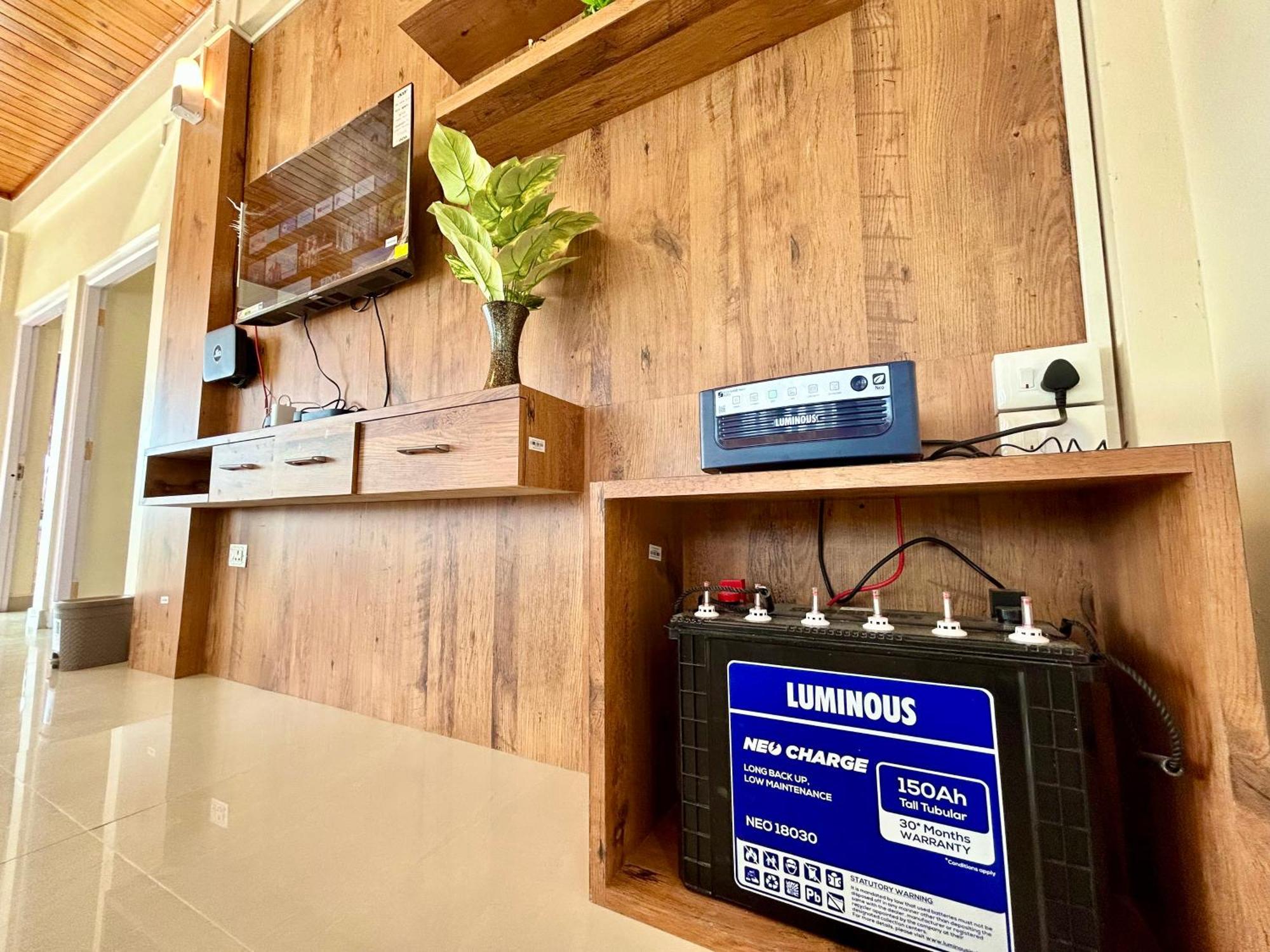 Yepplo Holiday Home - Complimentary Breakfast - 24 Hrs Caretaker & Power Backup 실롱 외부 사진