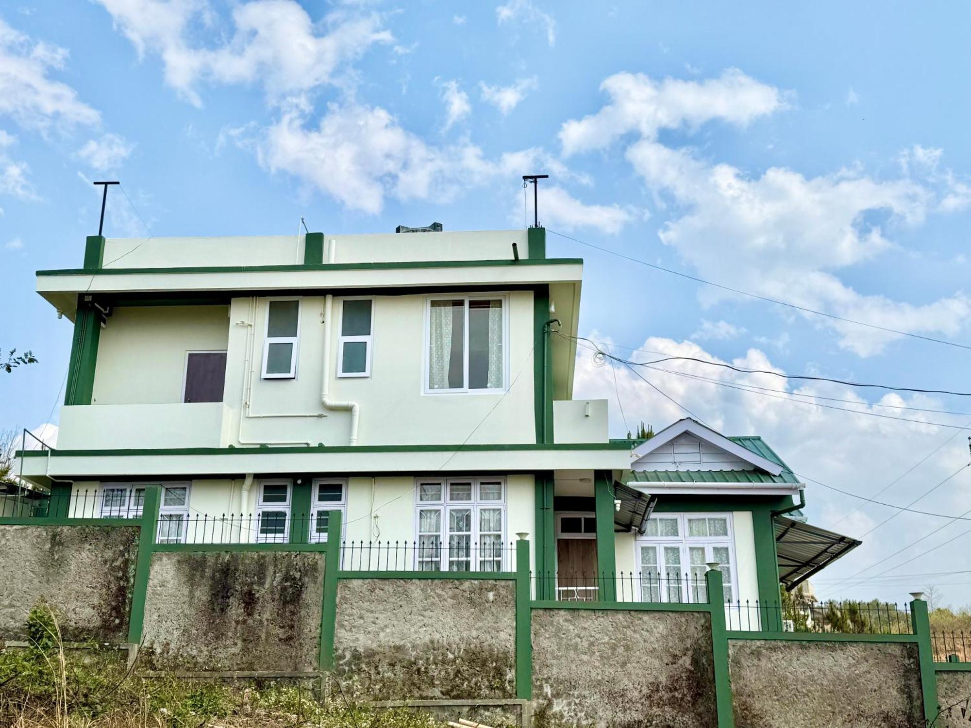 Yepplo Holiday Home - Complimentary Breakfast - 24 Hrs Caretaker & Power Backup 실롱 외부 사진