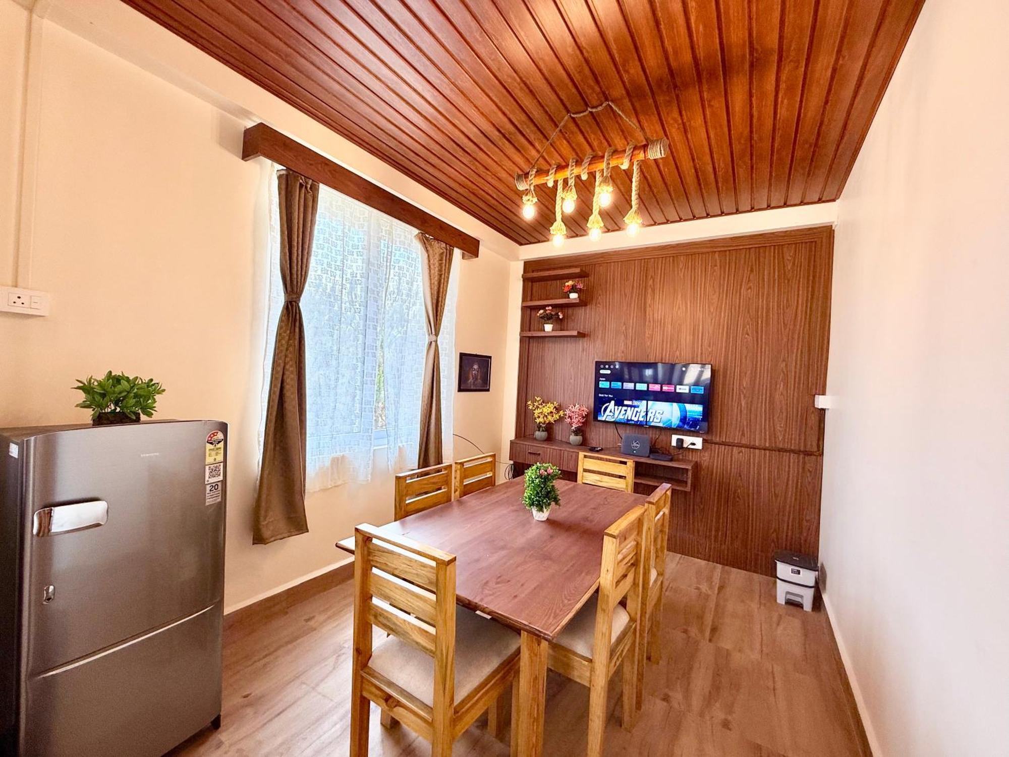 Yepplo Holiday Home - Complimentary Breakfast - 24 Hrs Caretaker & Power Backup 실롱 외부 사진