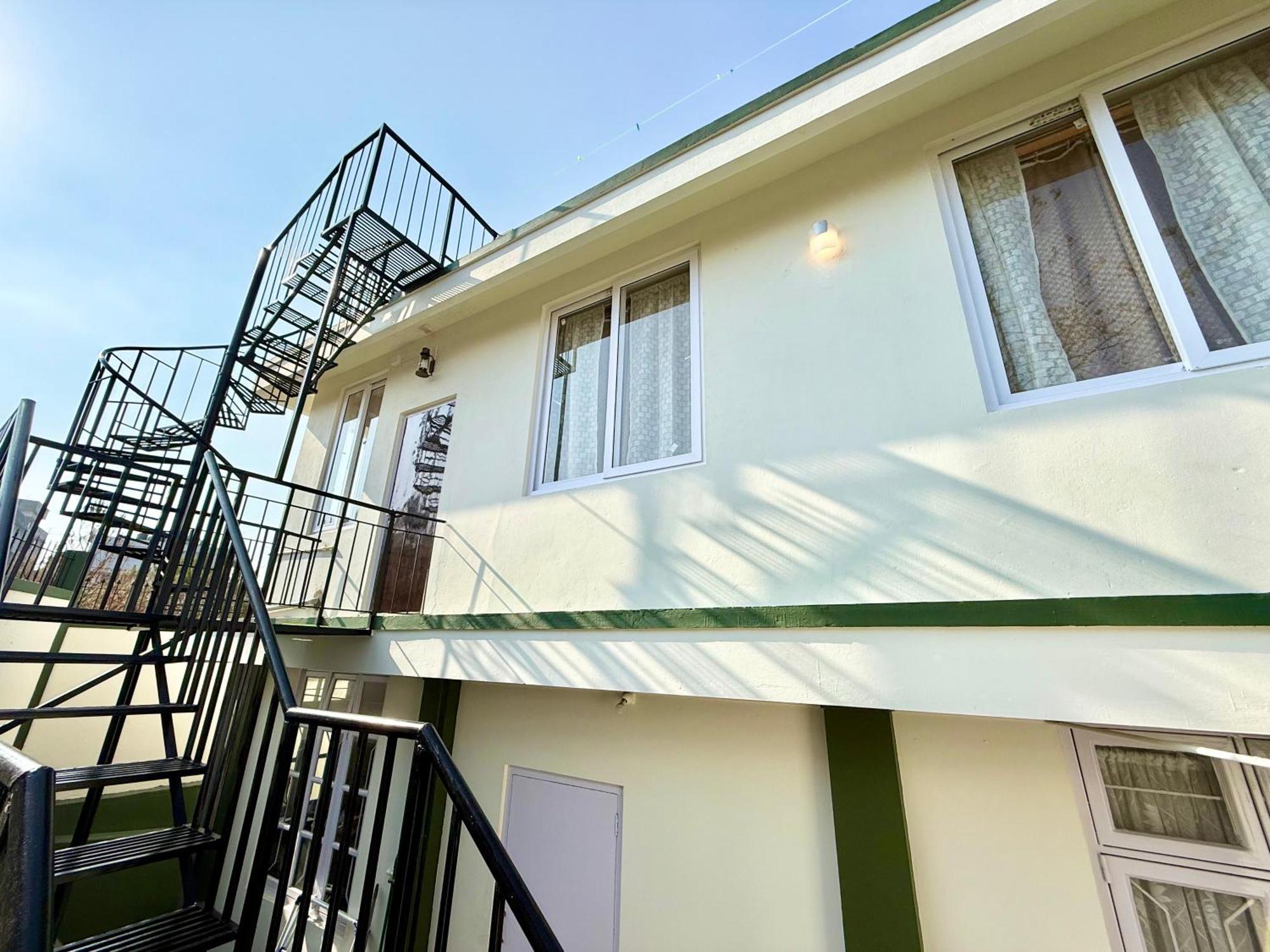 Yepplo Holiday Home - Complimentary Breakfast - 24 Hrs Caretaker & Power Backup 실롱 외부 사진