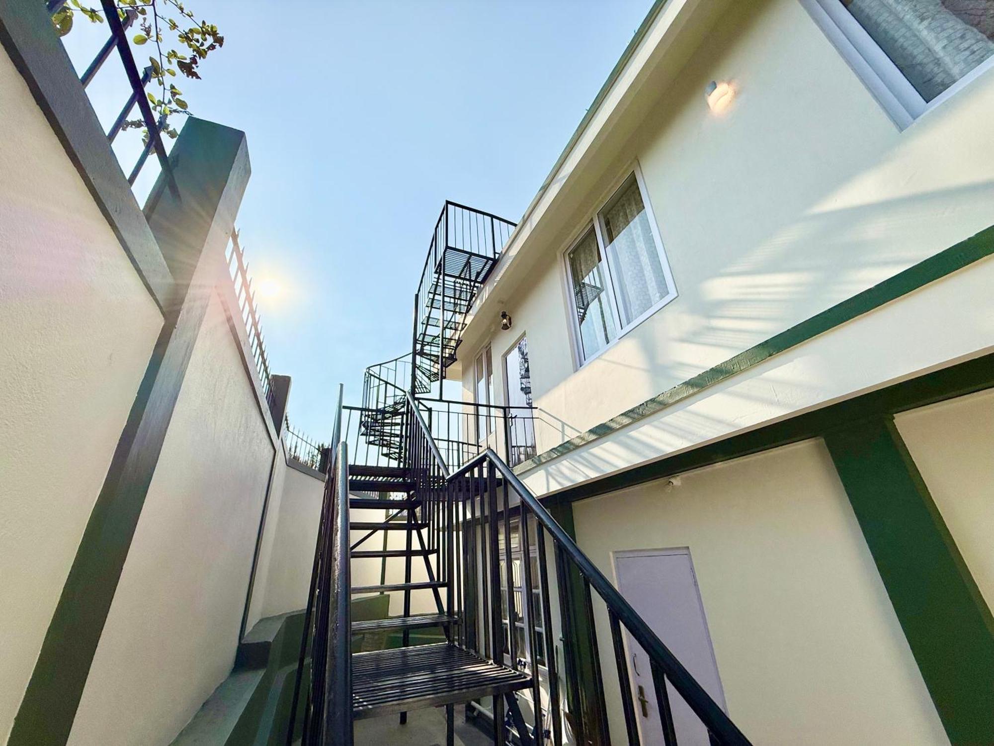 Yepplo Holiday Home - Complimentary Breakfast - 24 Hrs Caretaker & Power Backup 실롱 외부 사진